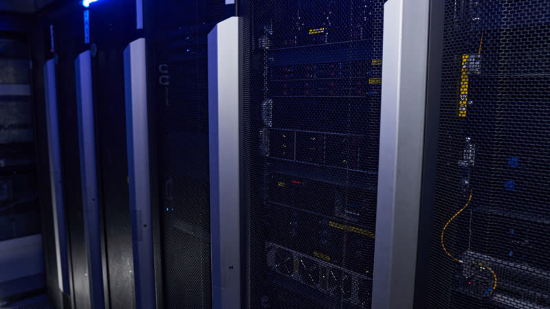 Dunkles Rechenzentrum mit Server-Racks im Notbetrieb