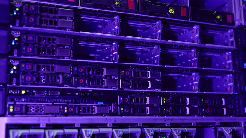 Beleuchtete Server-Racks in kühlem Licht